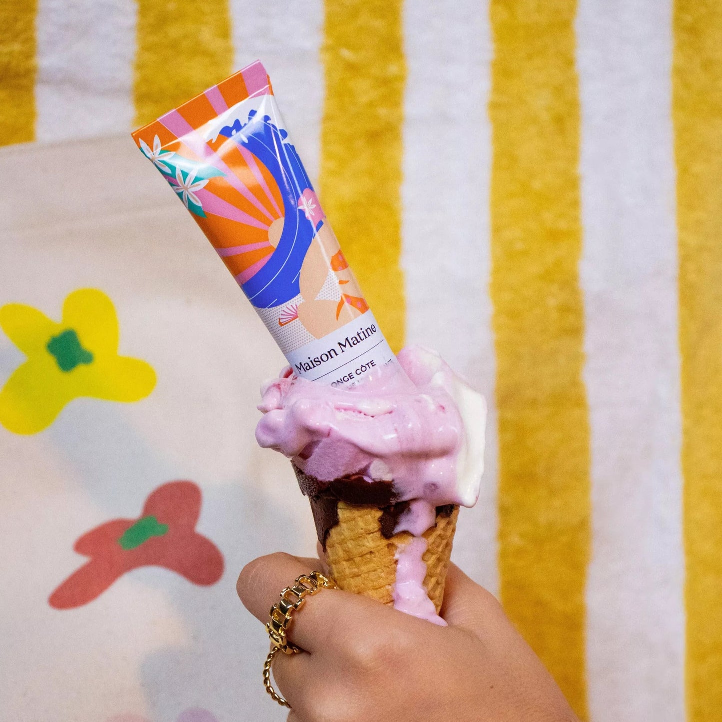 Crème pour les mains Summer avec texture crémeuse et parfum floral.