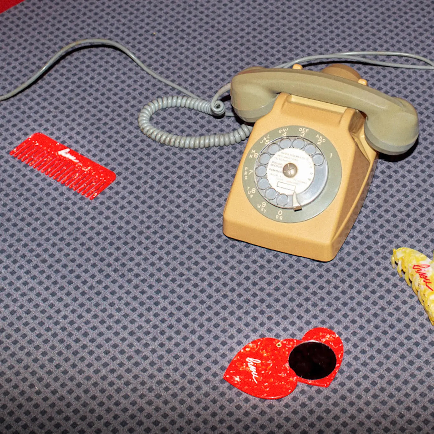 Miroir de poche en forme de cœur avec finition brillante.