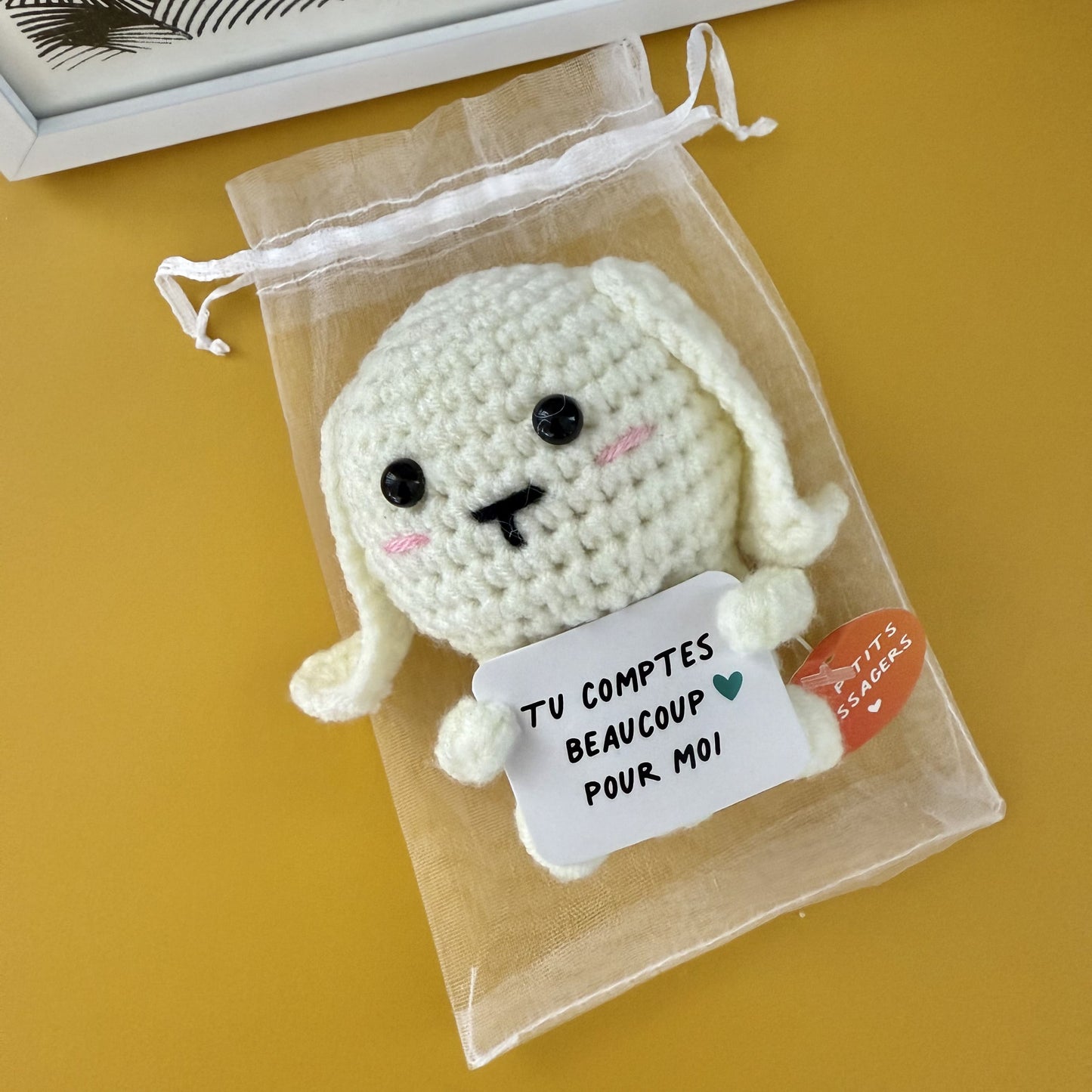 Mini lapin doux avec pancarte affectueuse en crochet.