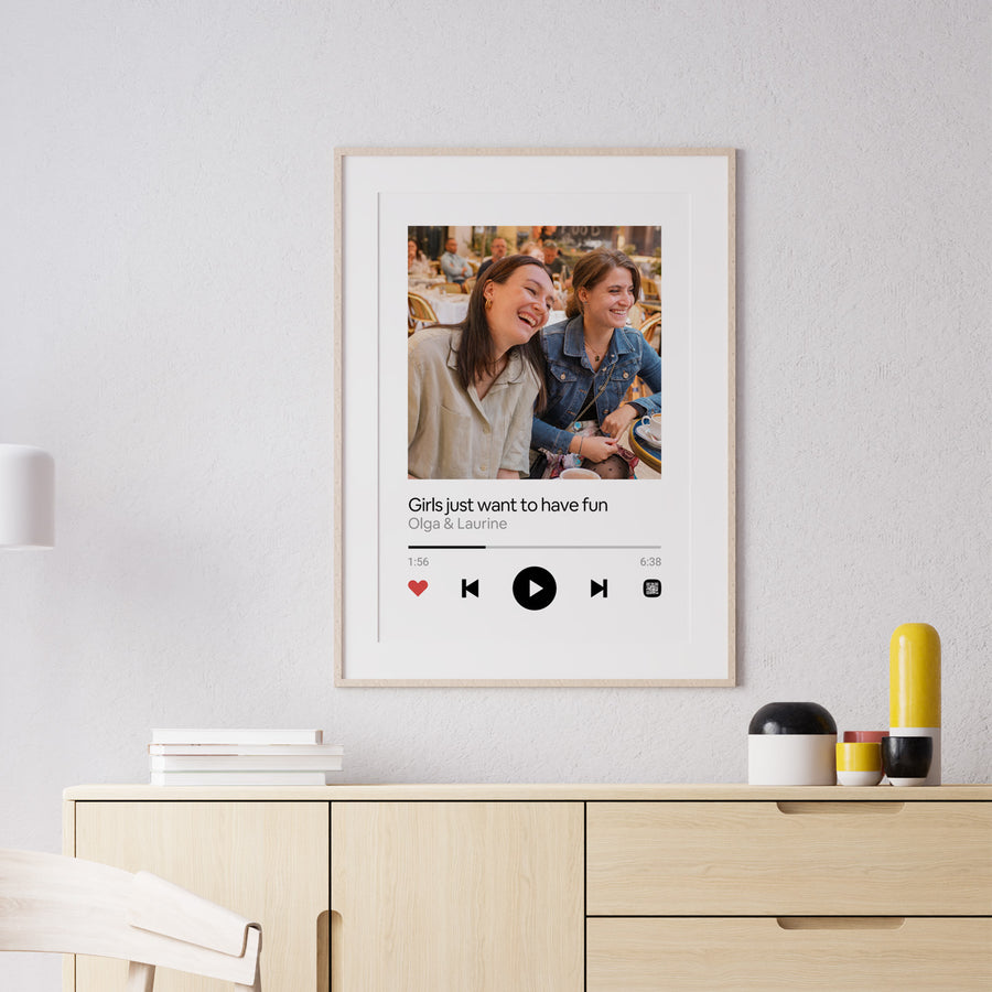 Affiche colorée d'un lecteur de musique avec des notes vibrantes.