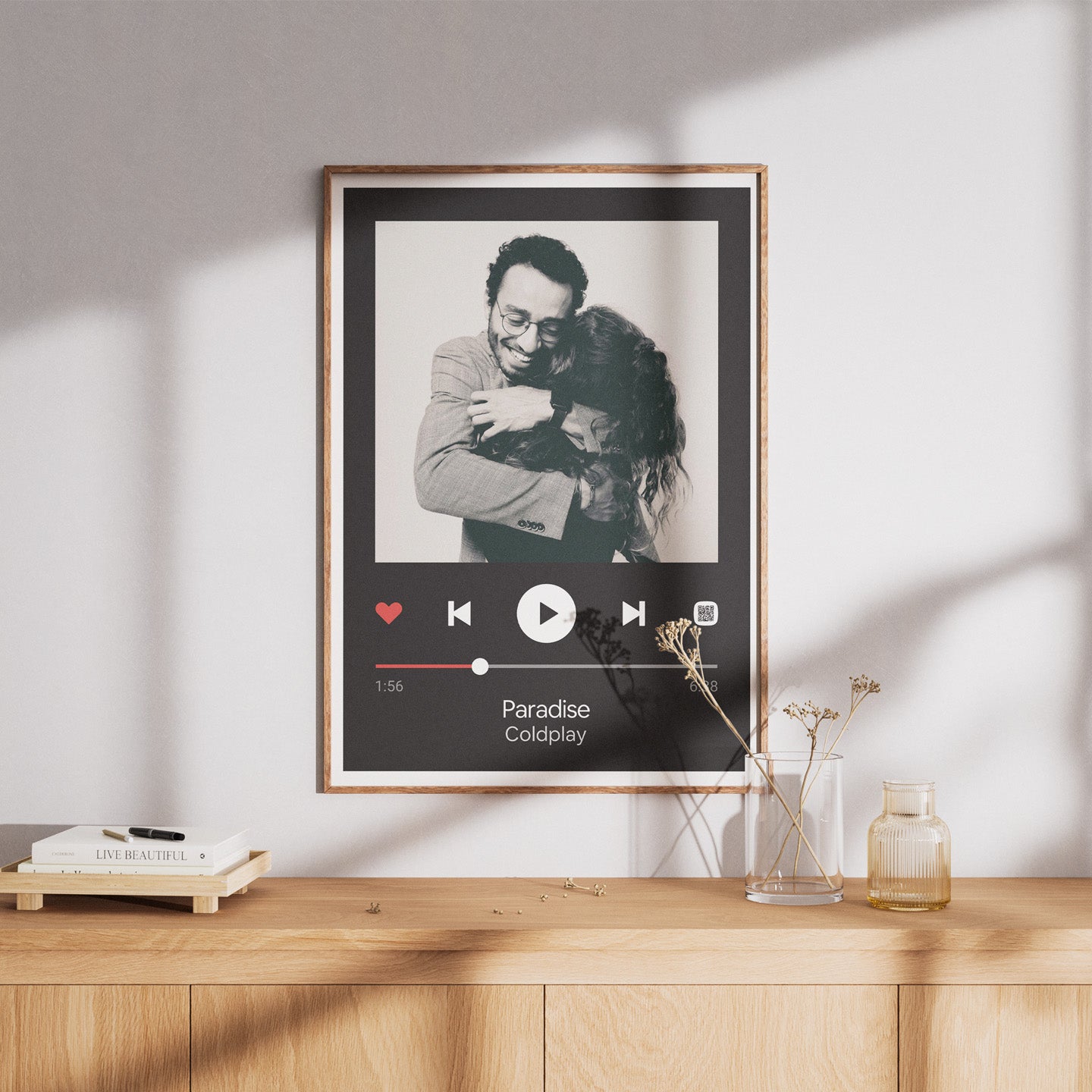 Affiche stylisée d'un lecteur de musique avec des notes vibrantes.