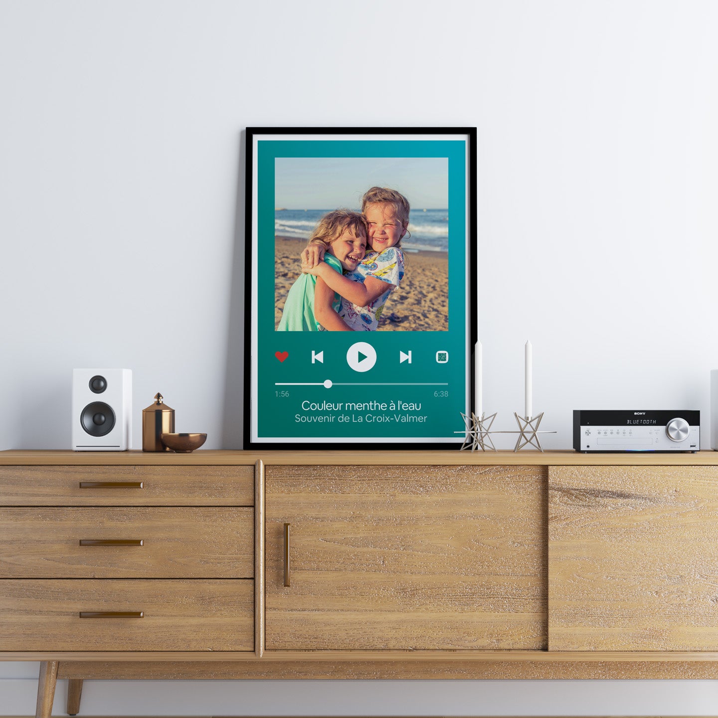 Affiche colorée d'un lecteur de musique avec des notes vibrantes.