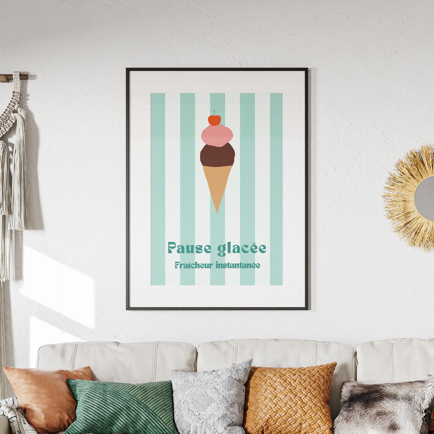 Affiche colorée de glaces avec des motifs ludiques.