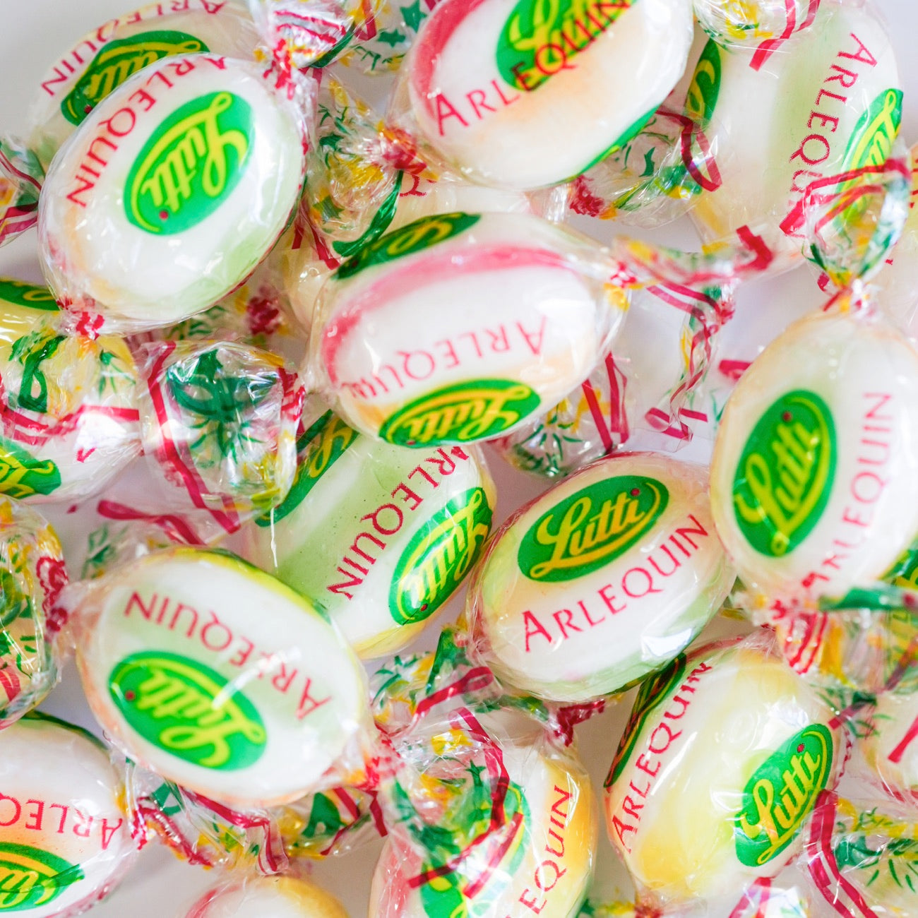 Vue aérienne des arlequins acidulés en petits cubes colorés.