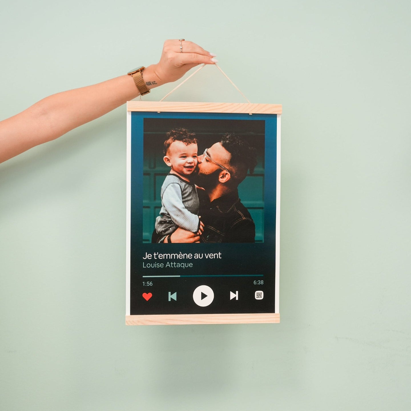 Porte-affiche en bois avec lames magnétiques en gros plan