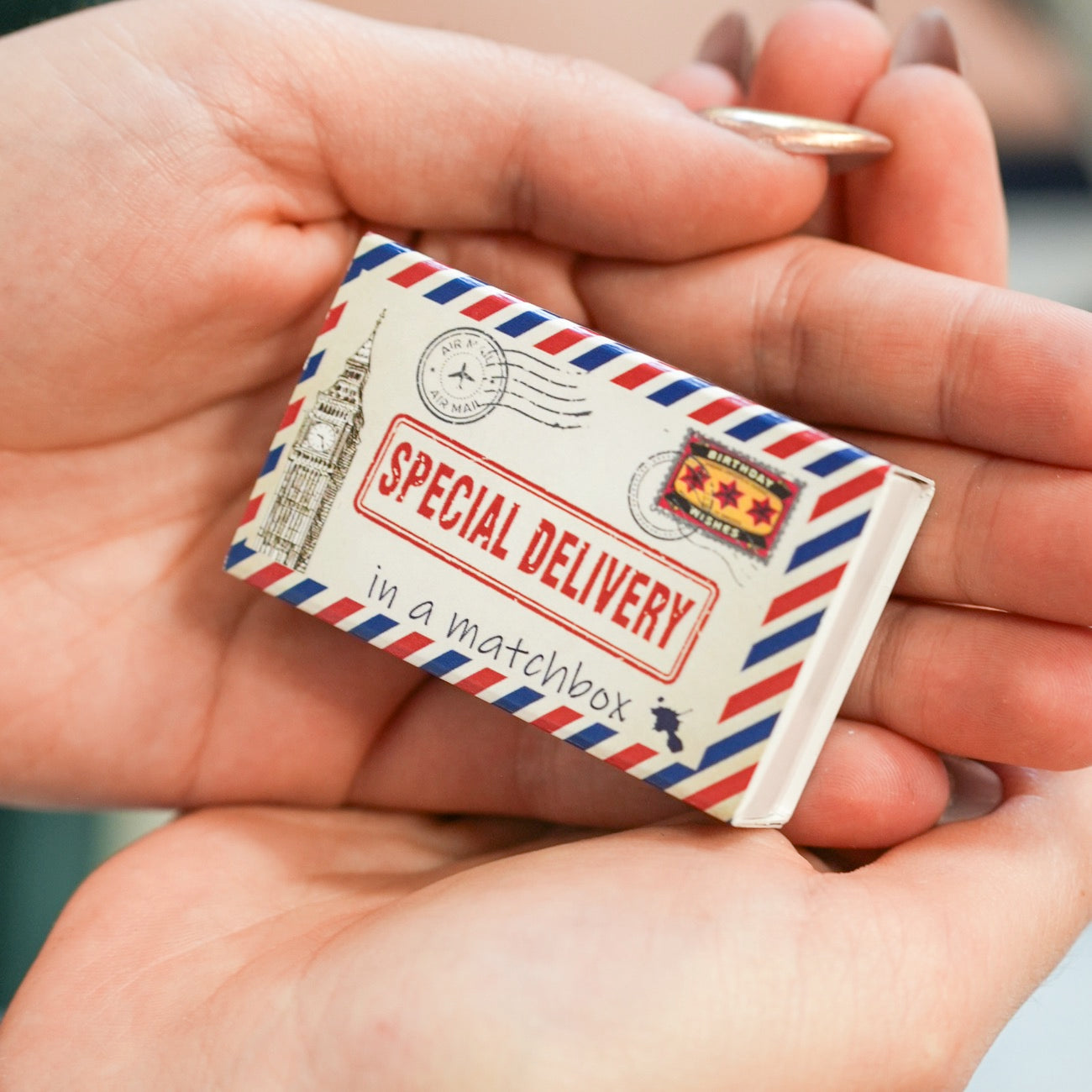 Mini bouquet d'anniversaire dans une boîte avec carte joyeuse.