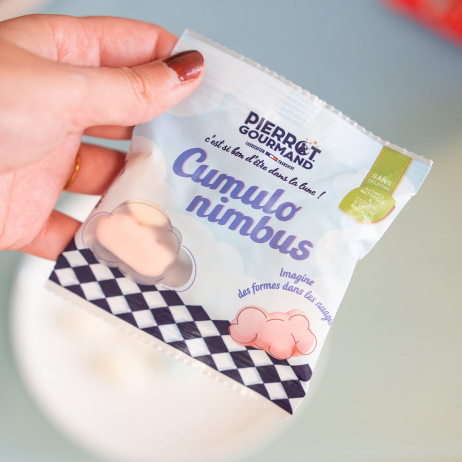 Trois sachets de guimauves en forme de nuage, vue de face.