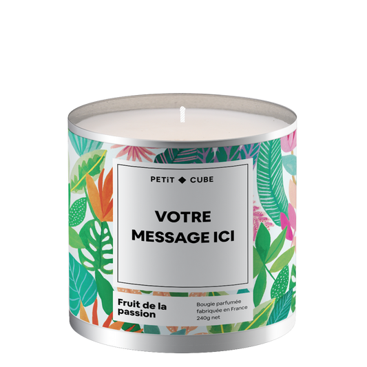 Bougie personnalisée avec motif fruit de la passion en gros plan.