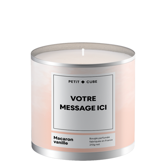 Bougie personnalisée avec motif de macaron et parfum vanille.