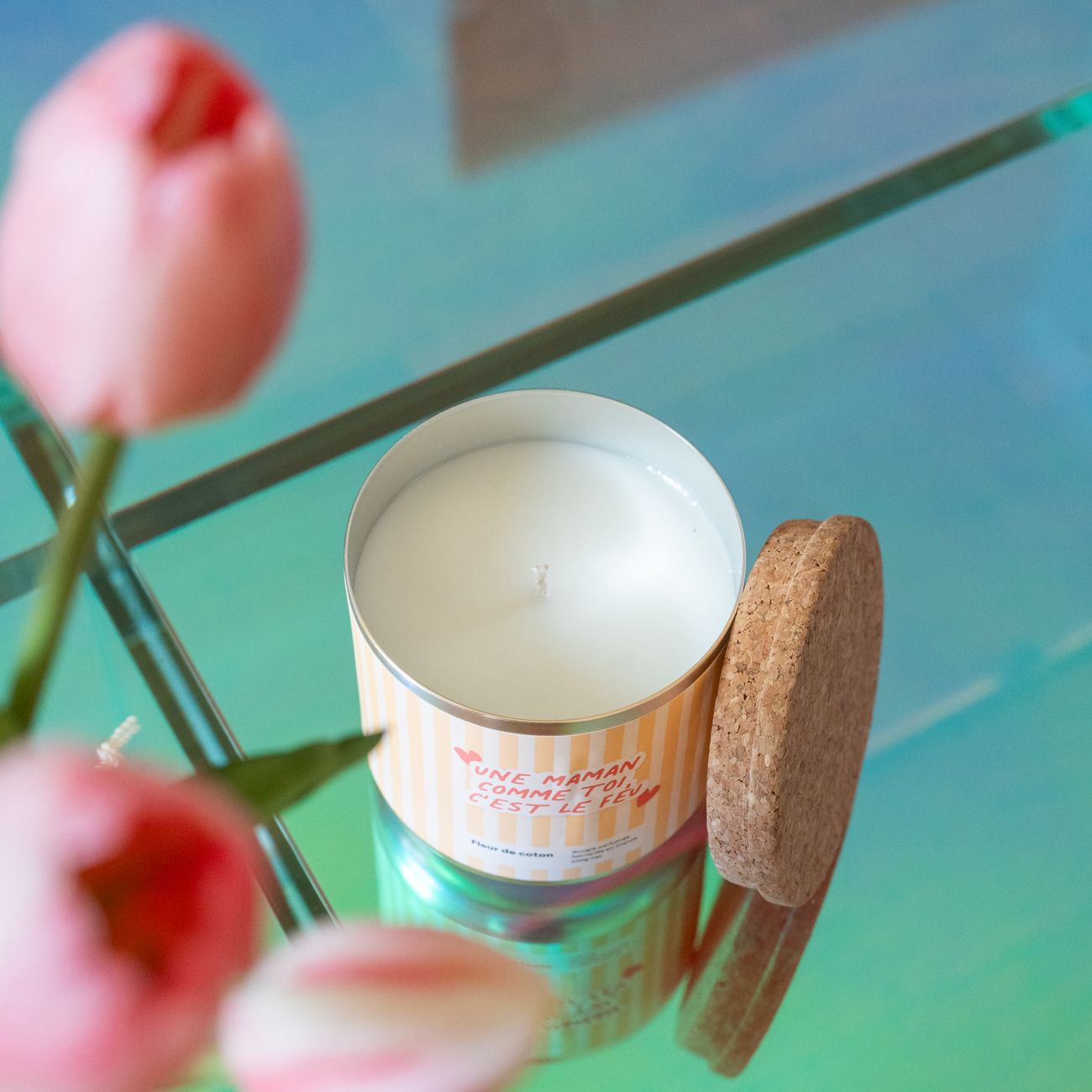 Bougie avec message tendre, texture lisse et parfum floral.