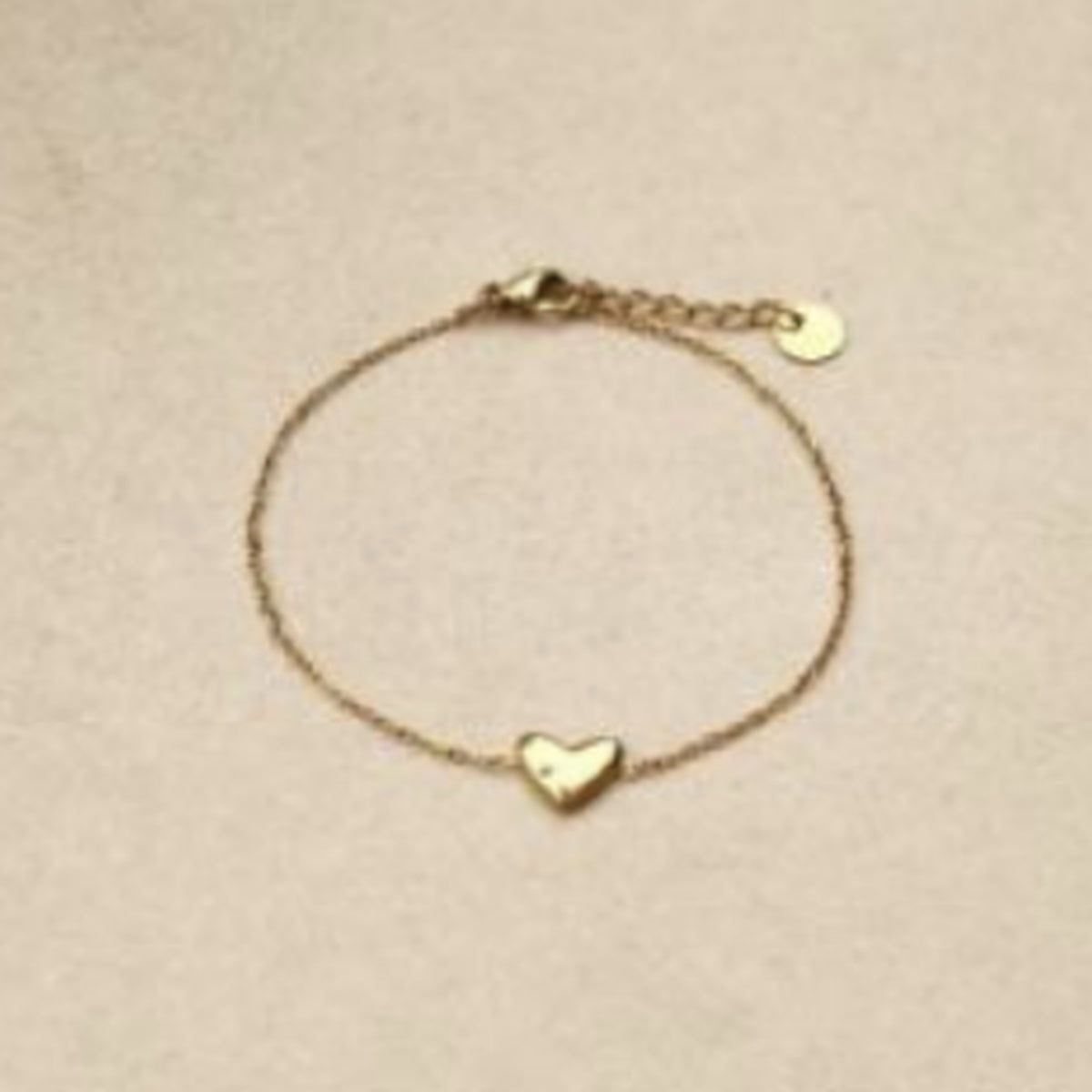 Bracelet en acier avec un cœur martelé au centre