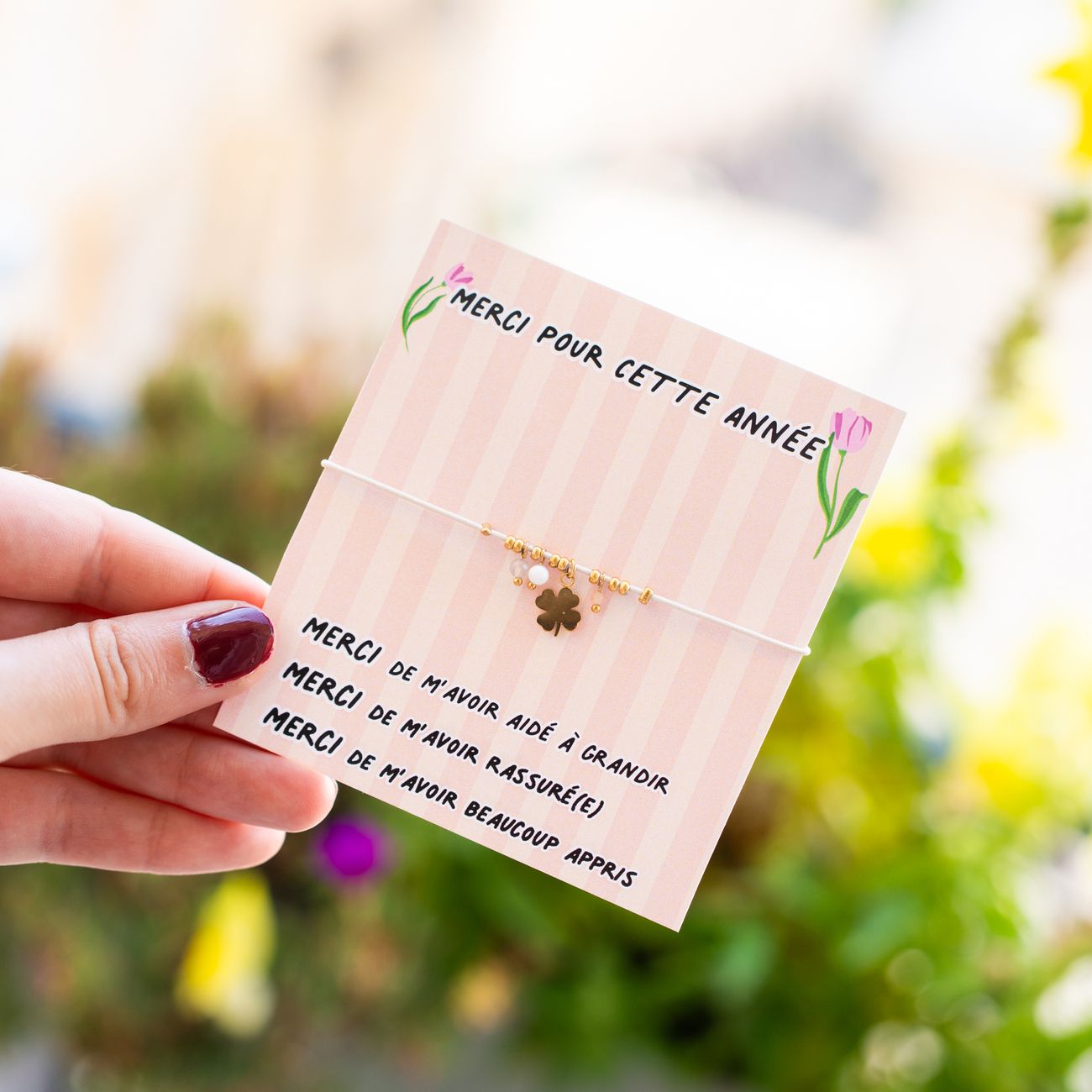Bracelet trèfle beige avec un message doux sur le cordon