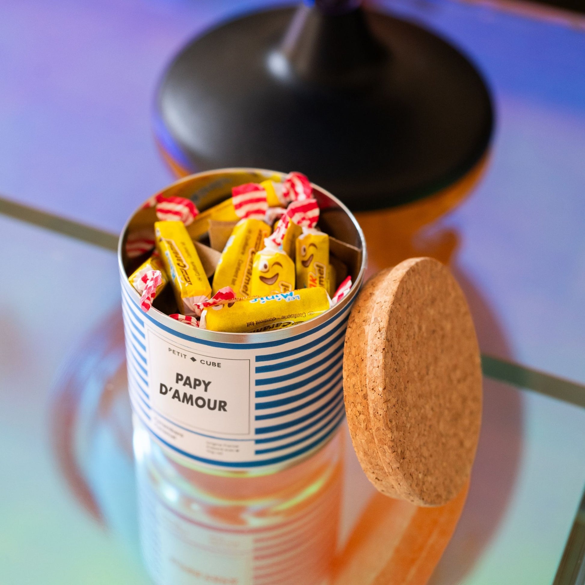 Pot de Carambars Caramel avec étiquette Papy D'amour en gros plan.