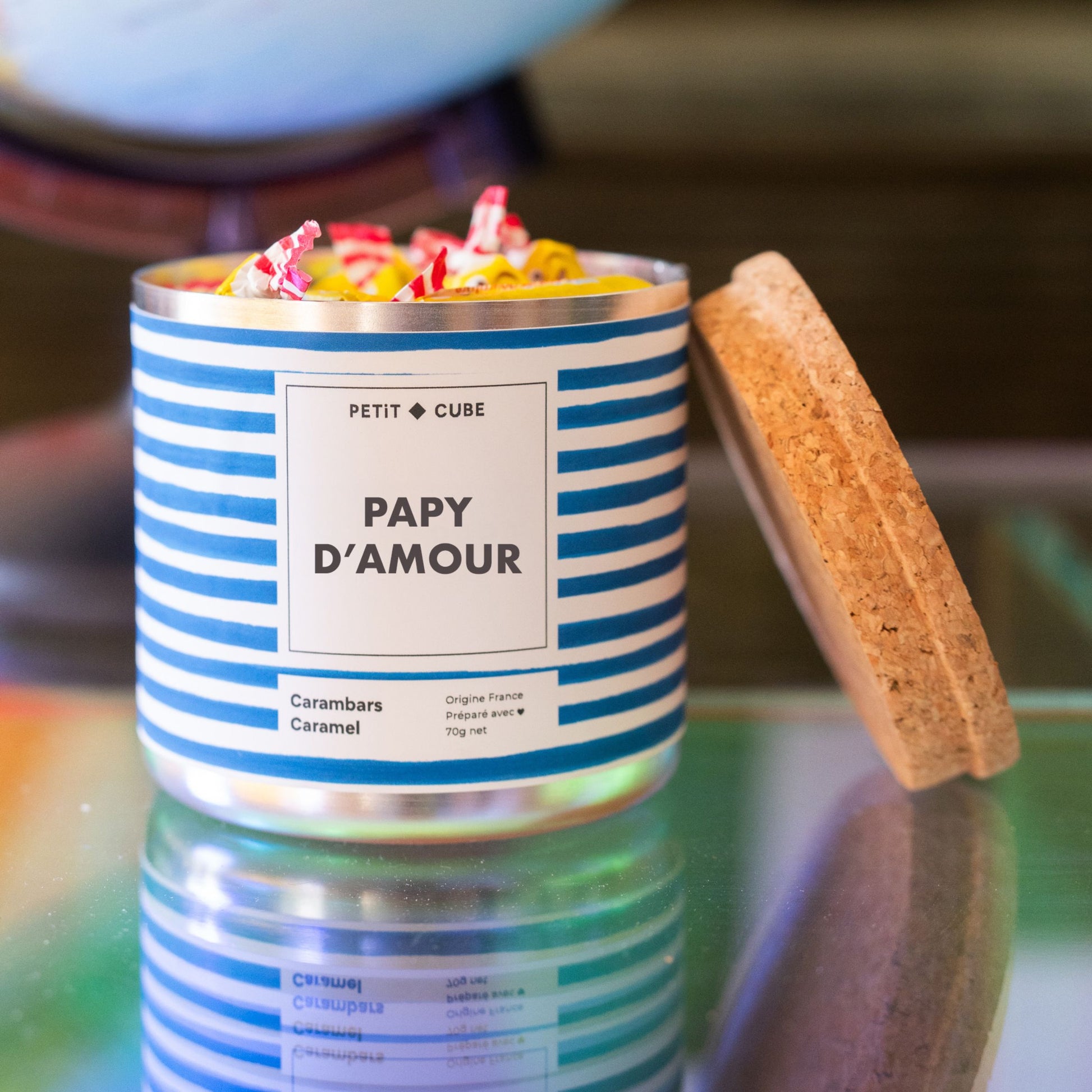 Pot de Carambars caramel avec étiquette Papy D'amour en détail.