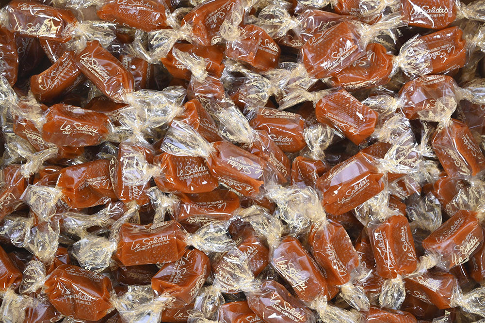 Caramels au beurre salé en gros plan, texture lisse et brillante.