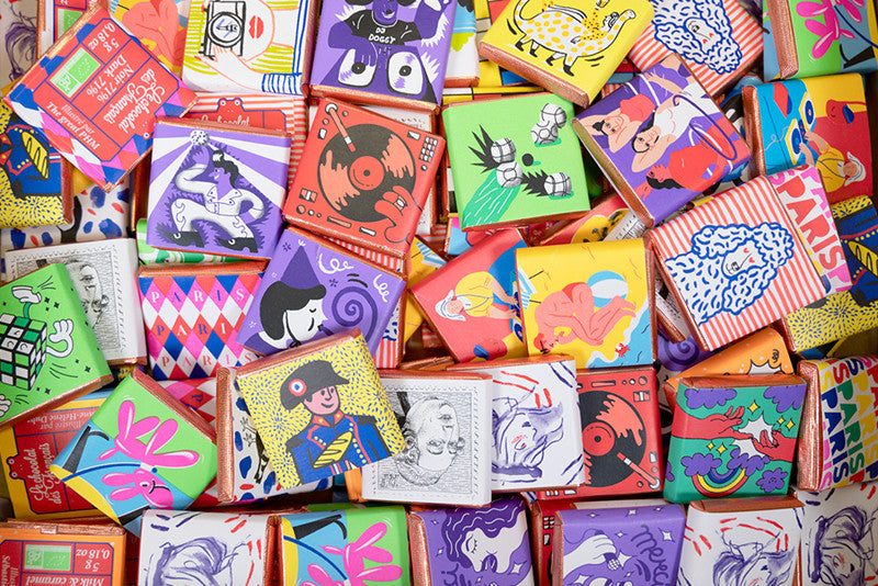 Carrés de chocolat avec un motif élégant sur l'emballage.