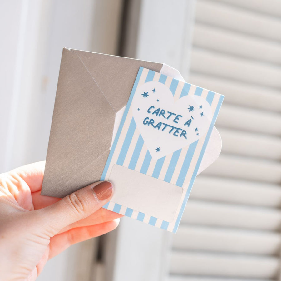 Carte à gratter avec message doré sur fond blanc