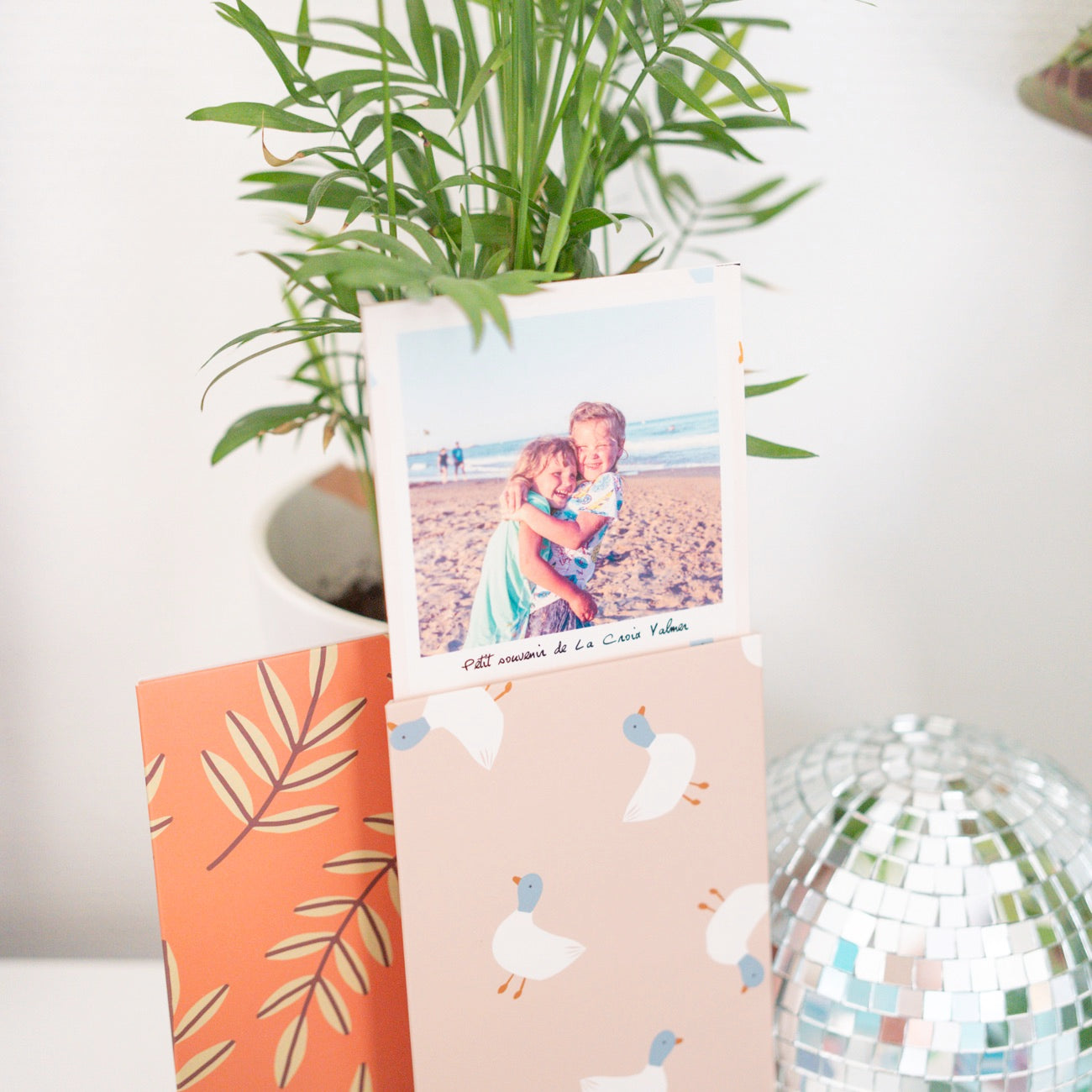 Carte de tir à confettis avec motif coloré et texture brillante.