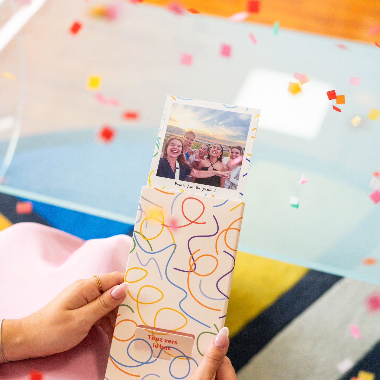 Carte de tir à confettis avec motifs colorés et texture brillante.