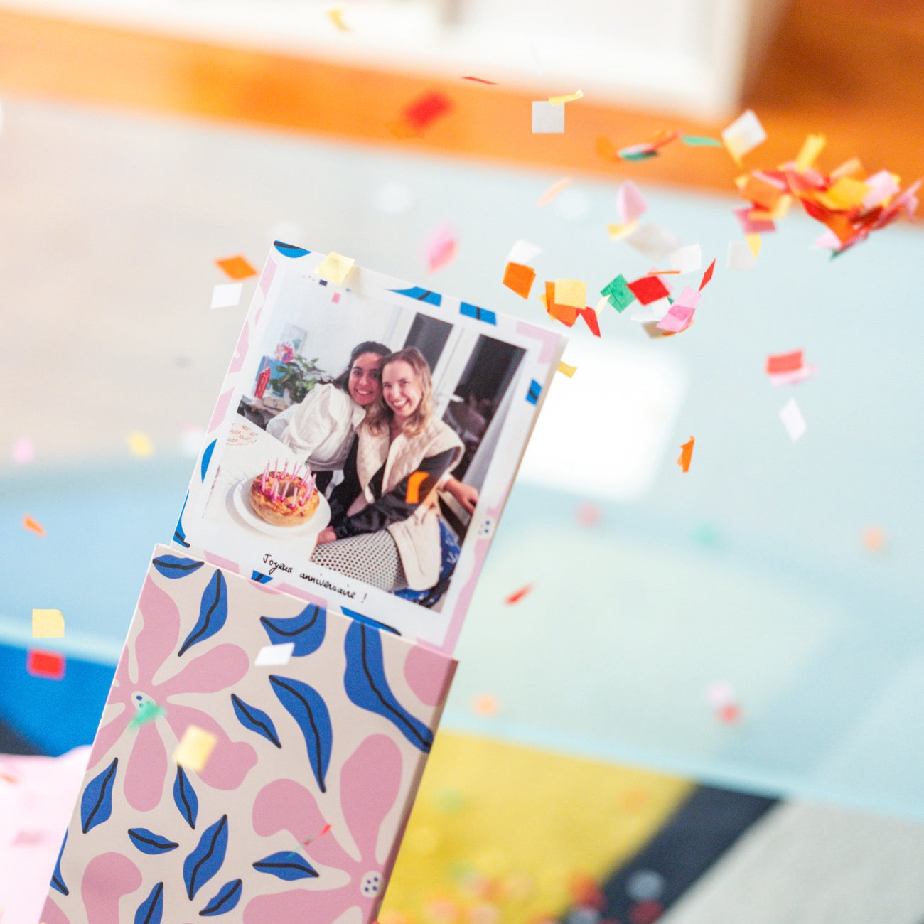 Carte de tir à confettis avec motif coloré et texture brillante.