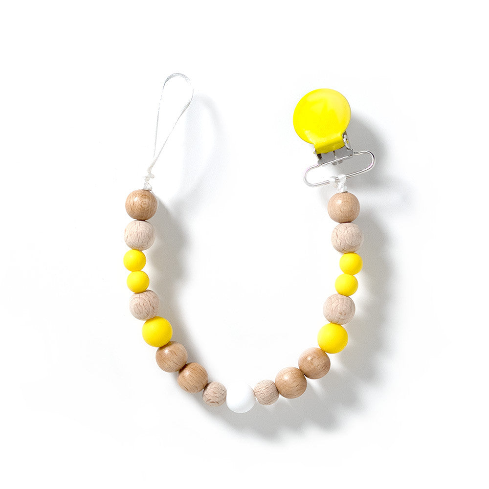 Attache-tétine jaune avec clip en acier et motif élégant.