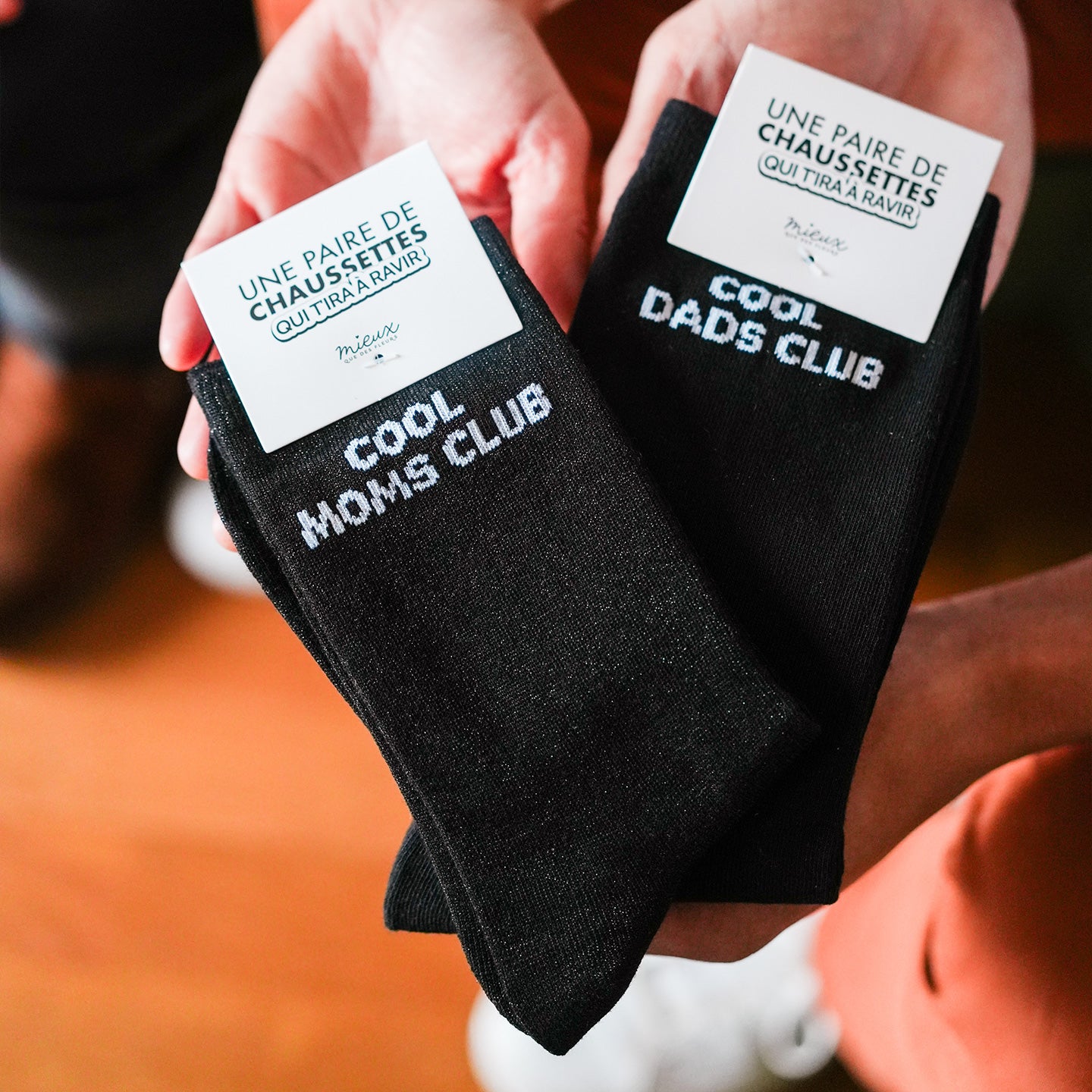 Chaussettes noires avec inscription Cool Dads Club en gros plan.