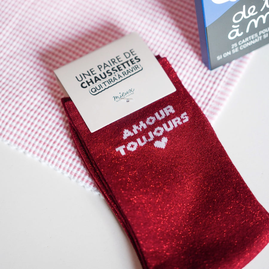 Chaussettes rouges pailletées avec inscription 'Amour Toujours'