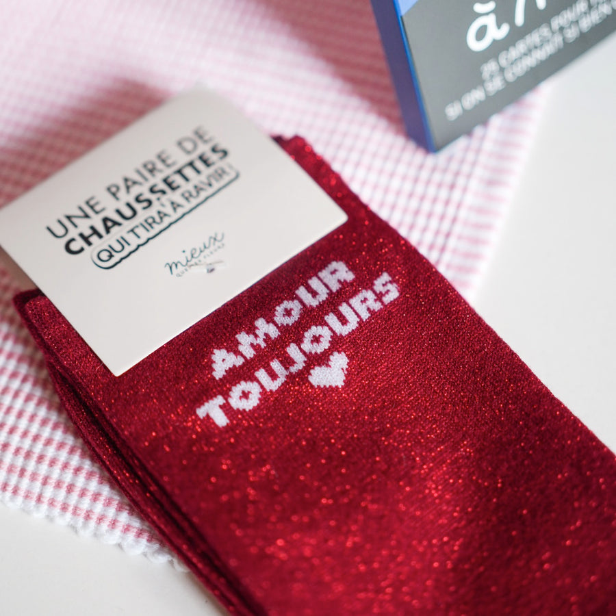 Chaussettes rouges pailletées avec inscription 'Amour Toujours'