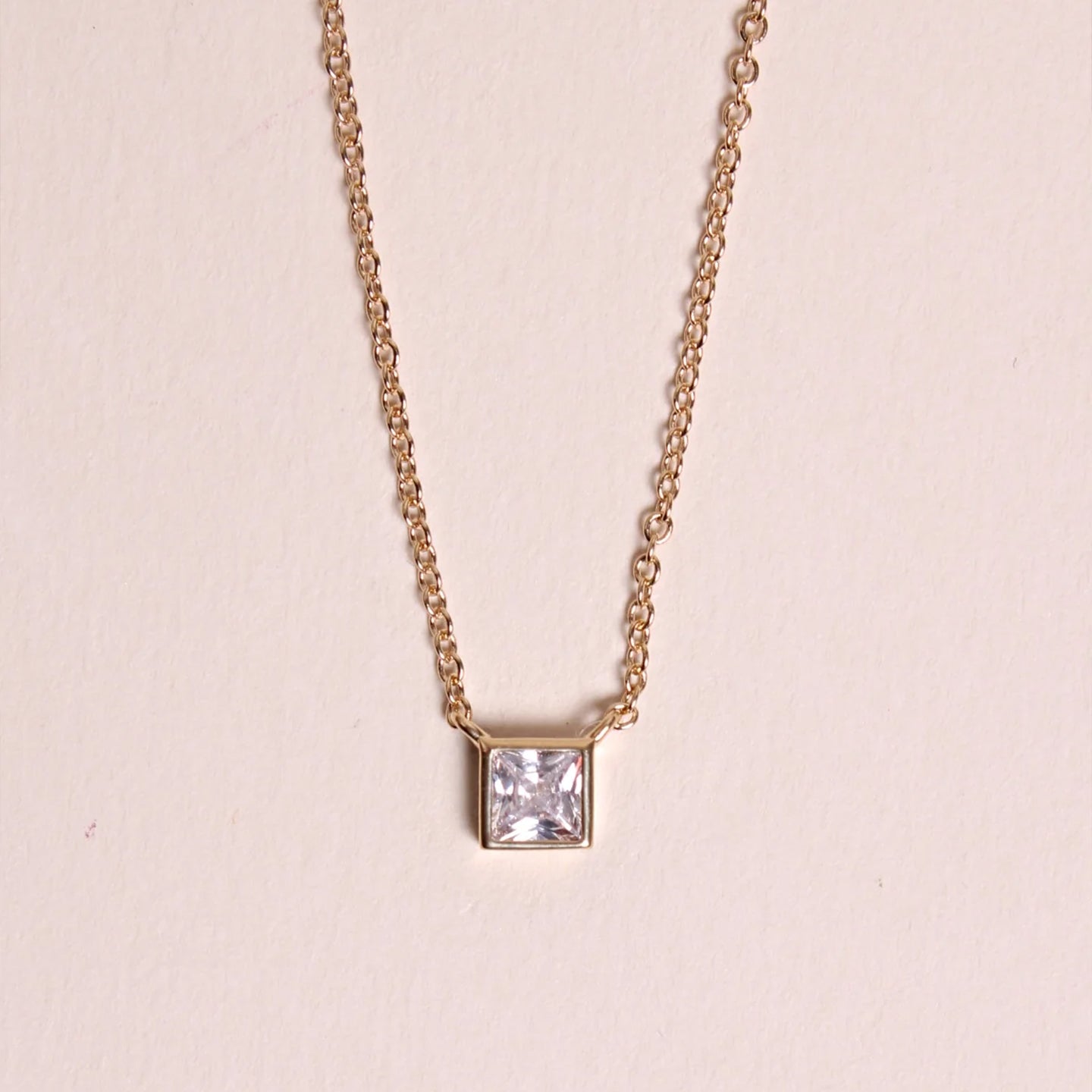 Collier Maja en plaqué or avec pendentif carré élégant.