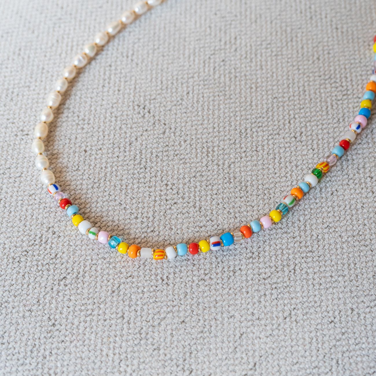 Collier asymétrique avec perles d'eau douce et verre coloré