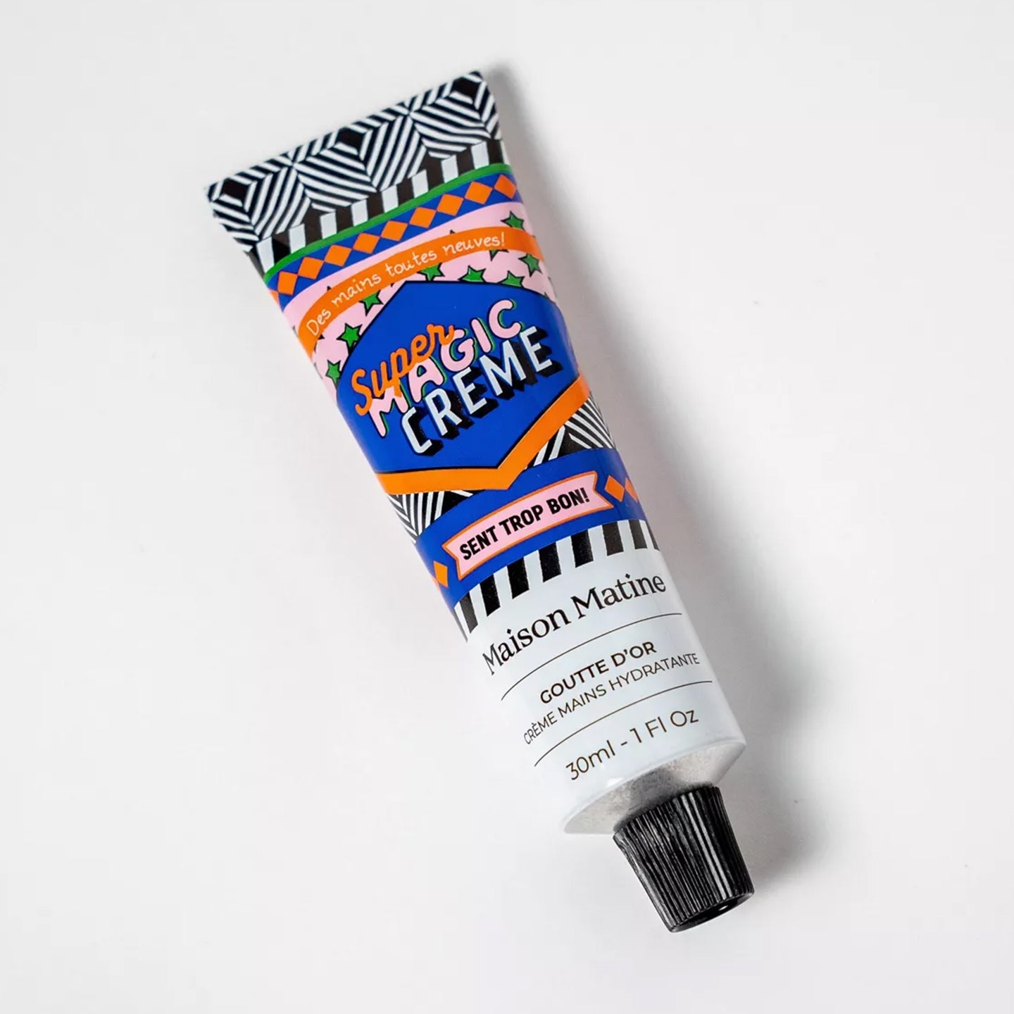 Crème pour les mains avec texture crémeuse et tube élégant