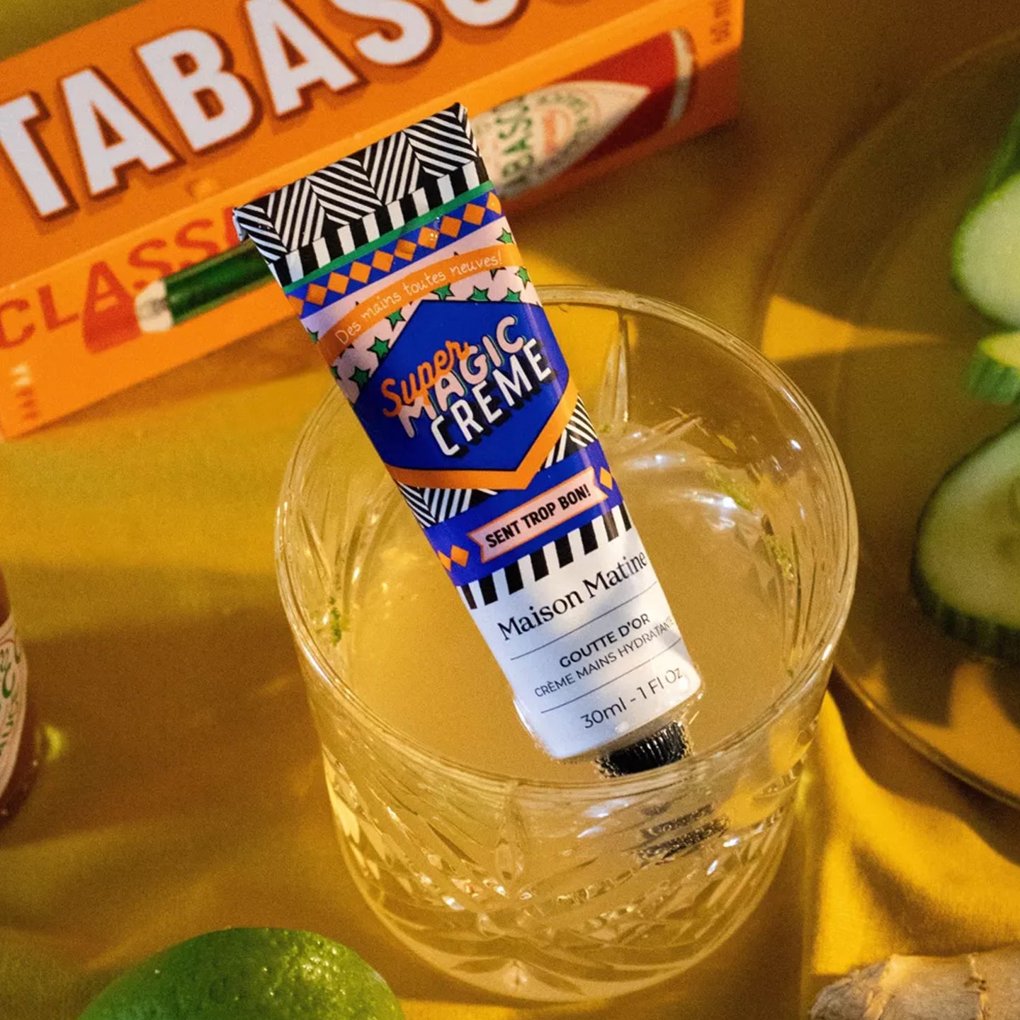 Crème pour les mains avec texture crémeuse et tube élégant