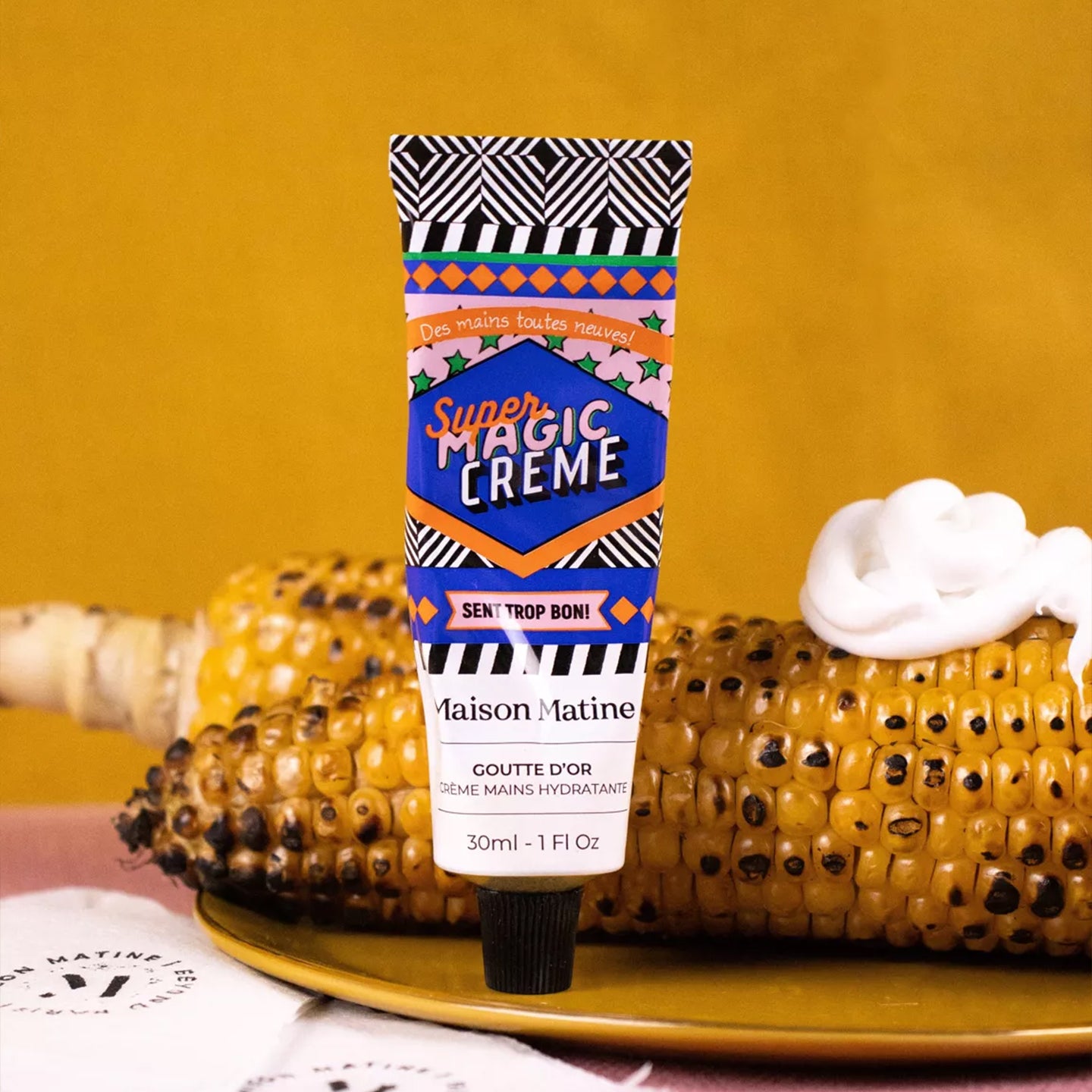 Crème pour les mains avec texture crémeuse et tube élégant