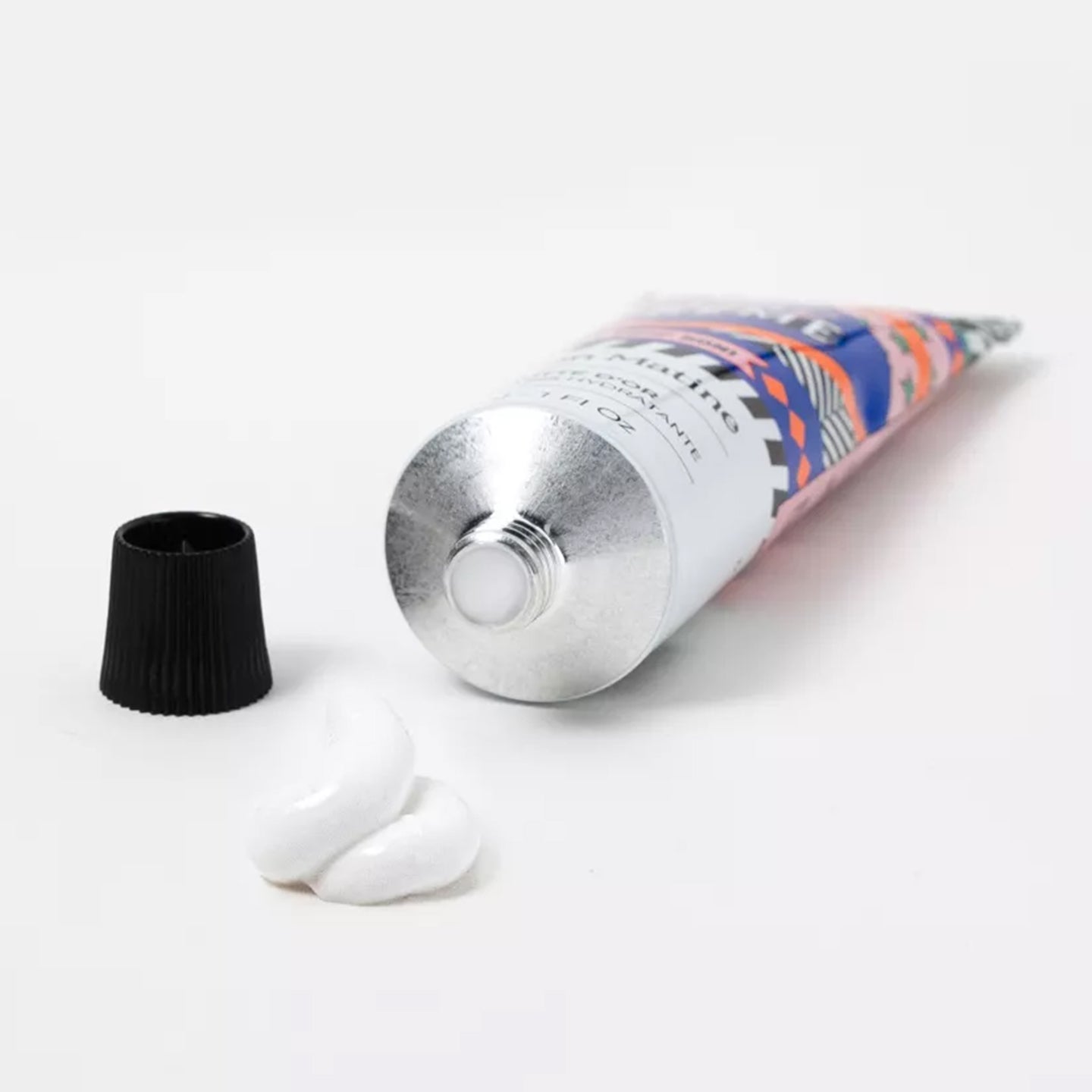 Crème pour les mains avec texture crémeuse et tube élégant.