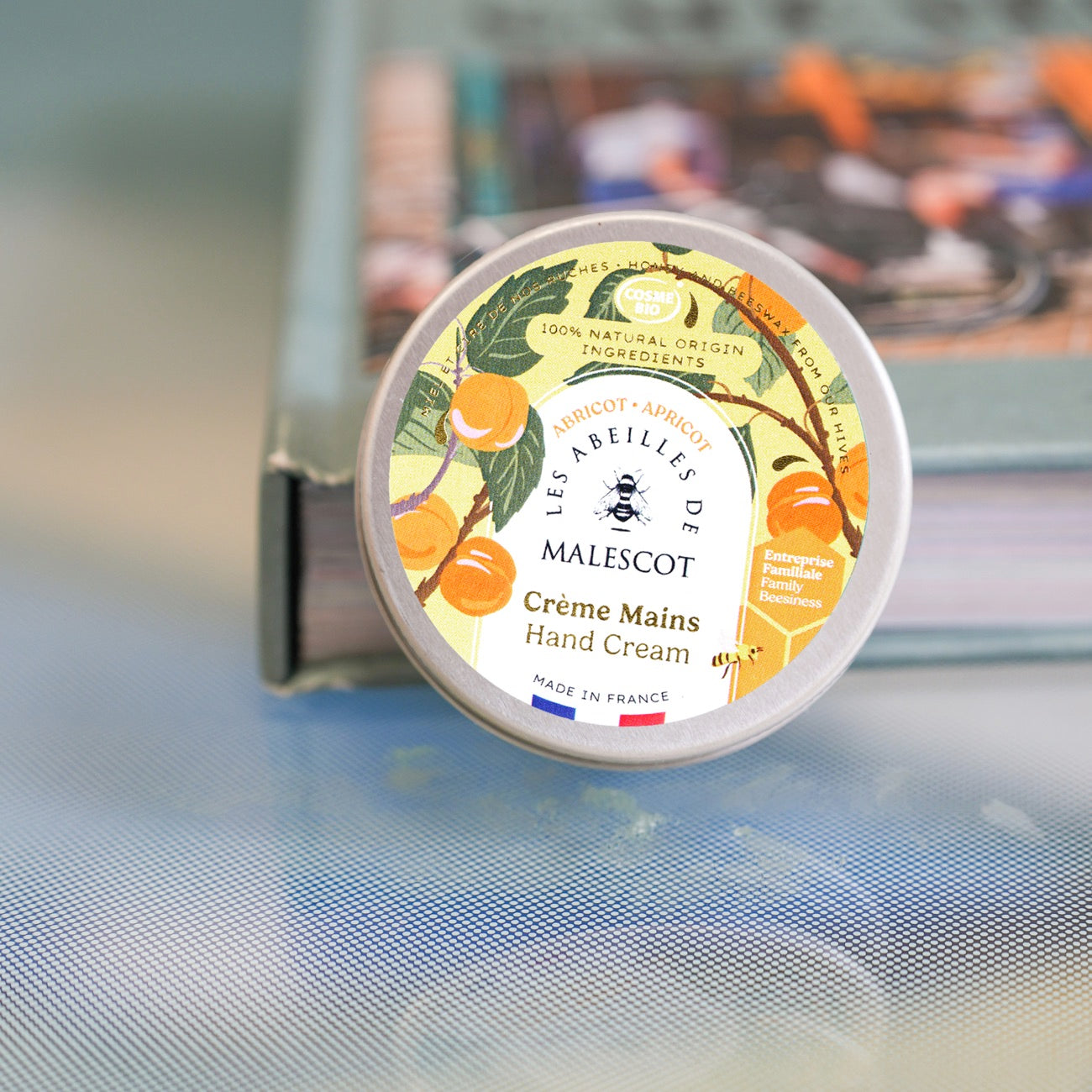 Crème mains bio à l'abricot avec texture crémeuse et douce