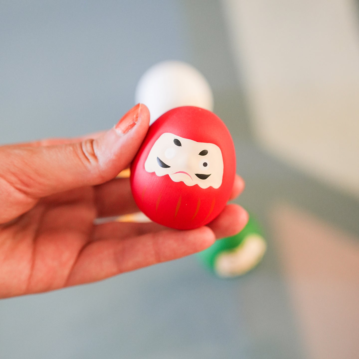 Daruma japonais en vue rapprochée, détails des yeux expressifs.