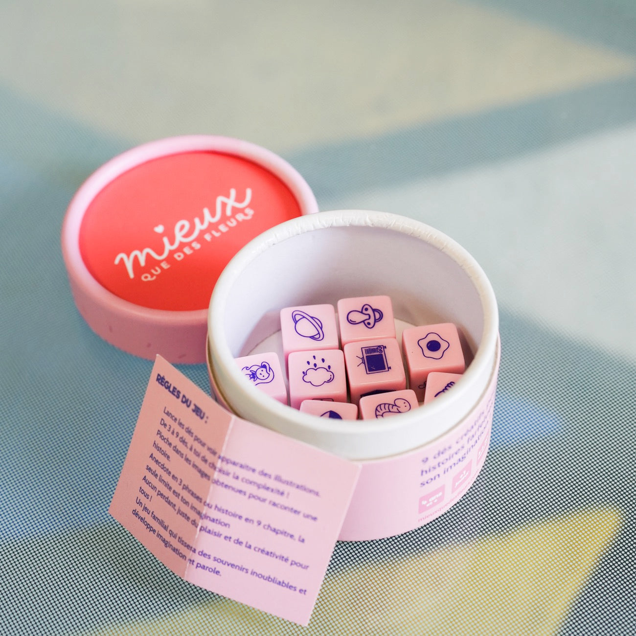 Dés colorés avec symboles pour raconter des histoires