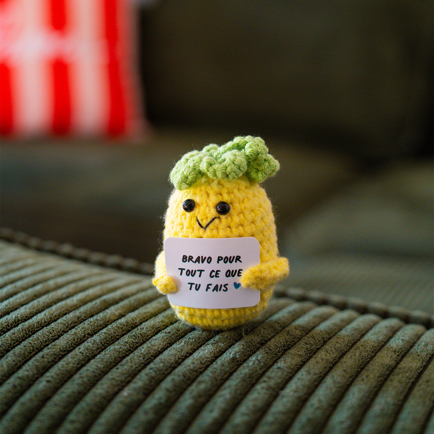 Peluche épi de maïs avec message brodé en gros plan