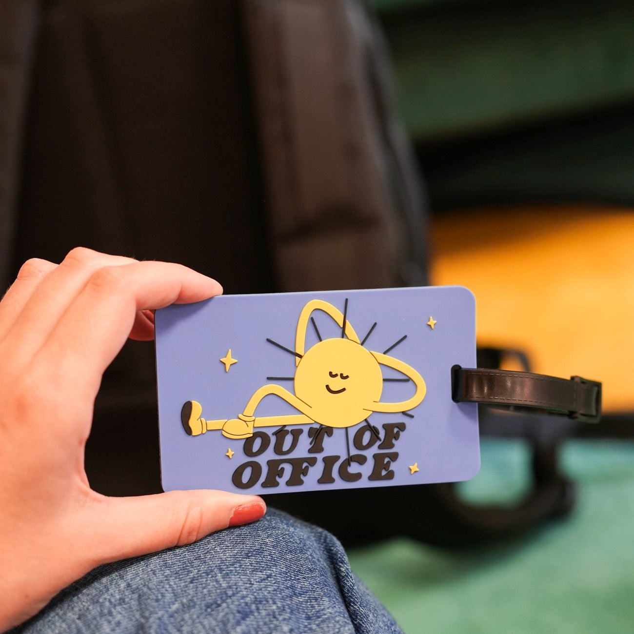 Étiquette de bagage avec motif coloré et boucle en cuir