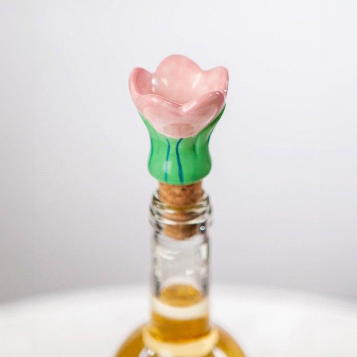 Bouchon de bouteille tulipe avec texture florale en détail