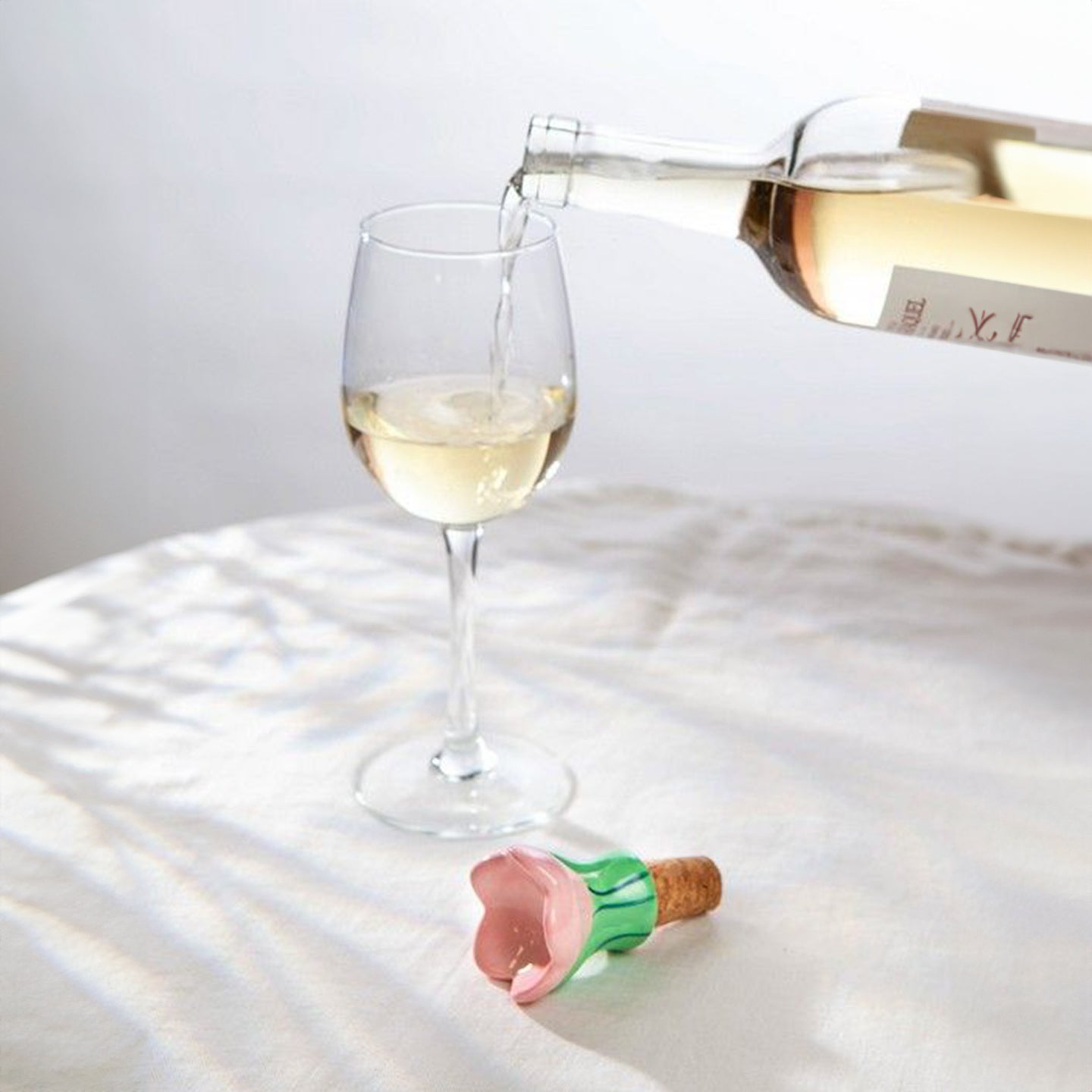 Bouchon de bouteille tulipe avec texture florale en détail.