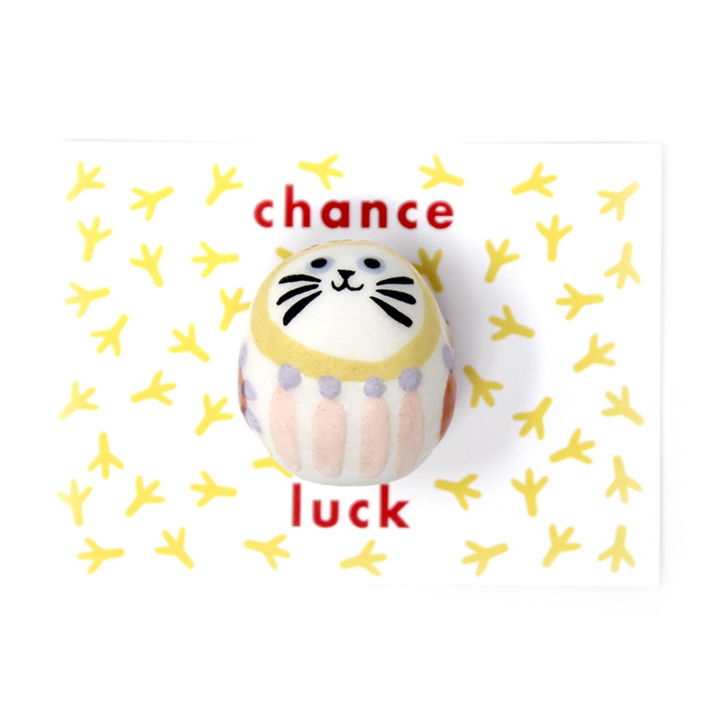 Grigri chance en forme de chat, décoré à la main.