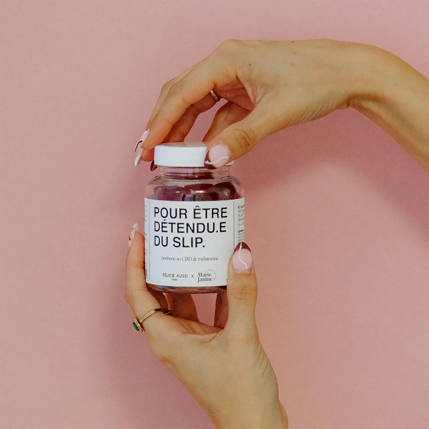 Gummies relaxants au CBD, texture gélifiée et colorée.