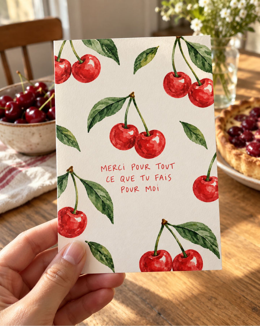 Carte de remerciement aux cerises peintes à l’aquarelle, tenue à la main