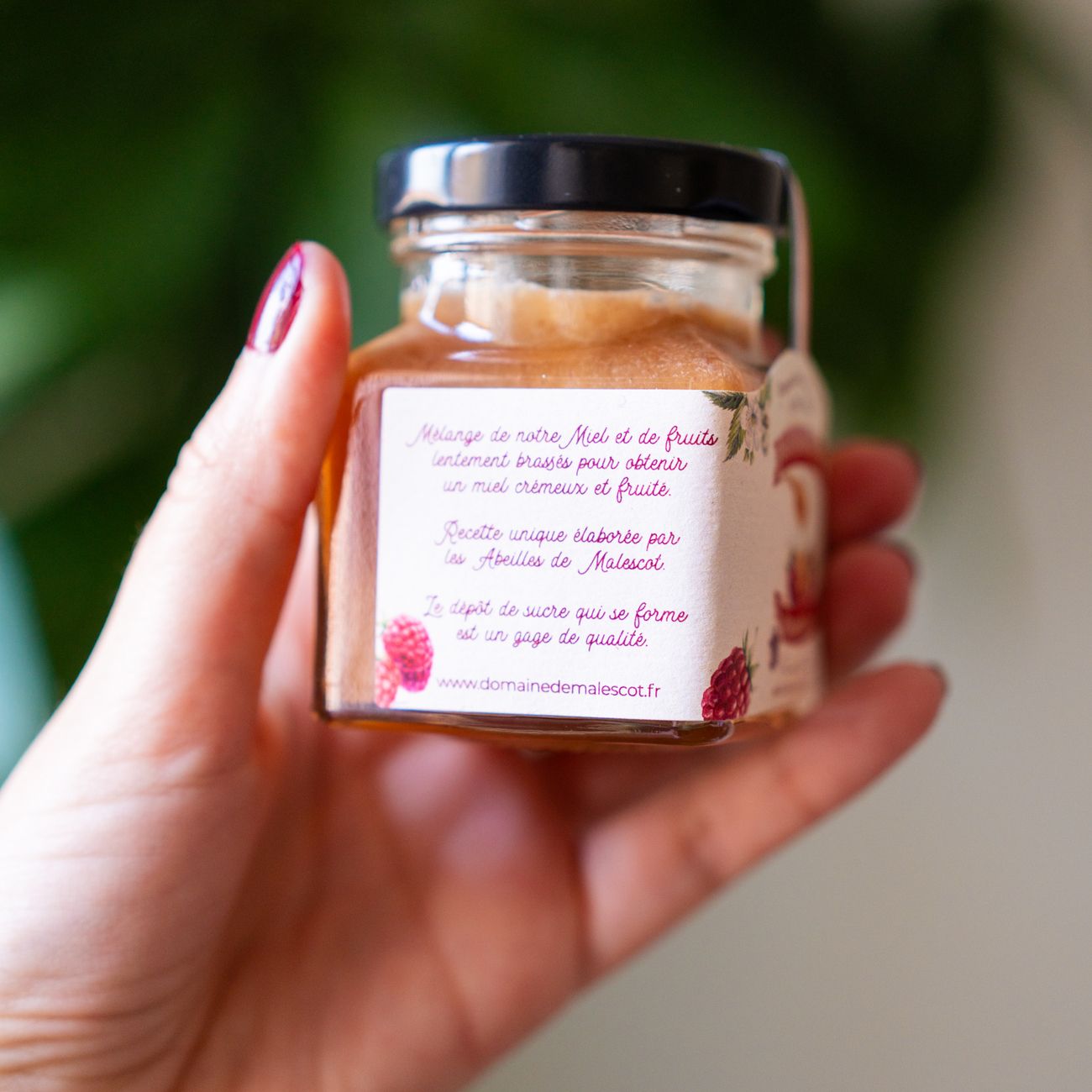 Pot de miel à la framboise avec texture onctueuse
