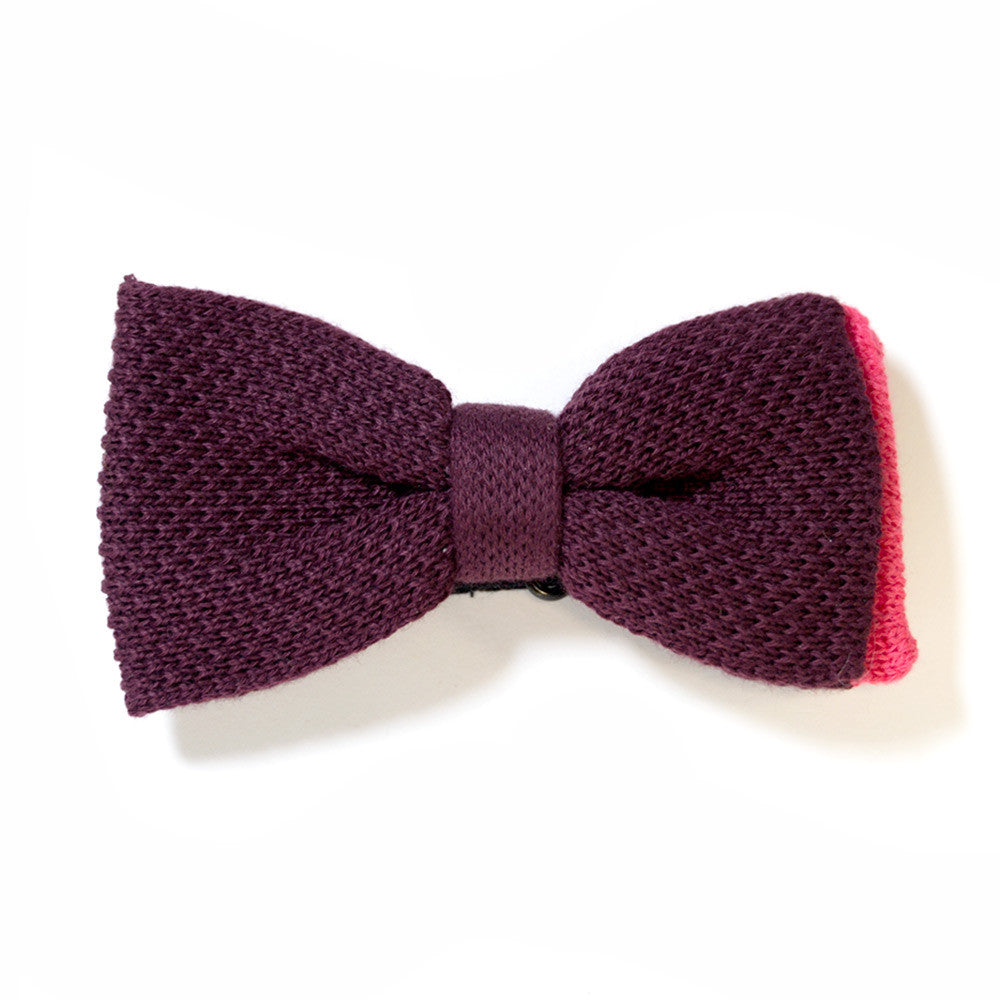 Noeud papillon en tricot bordeaux avec texture en maille grenade.