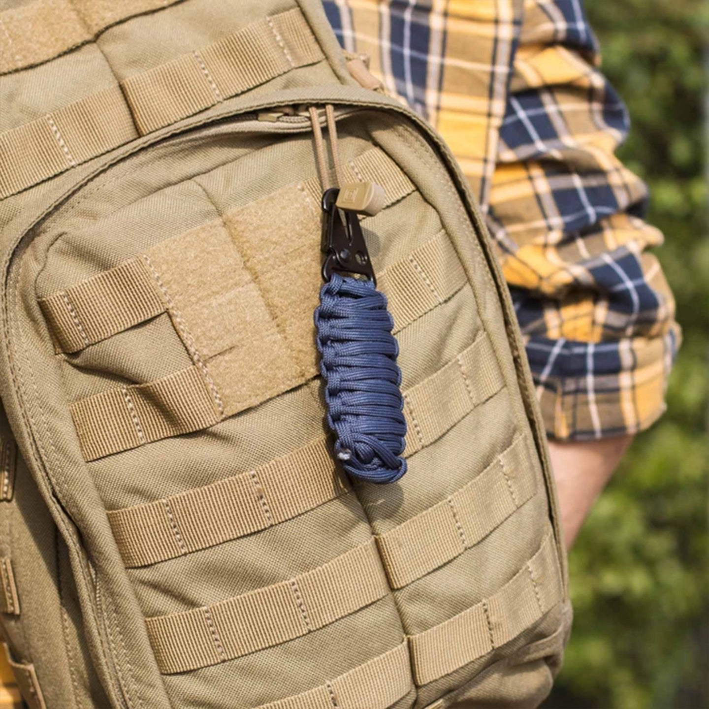 Outil outdoor 12 en 1 pour randonnée, vue de près sur les accessoires.