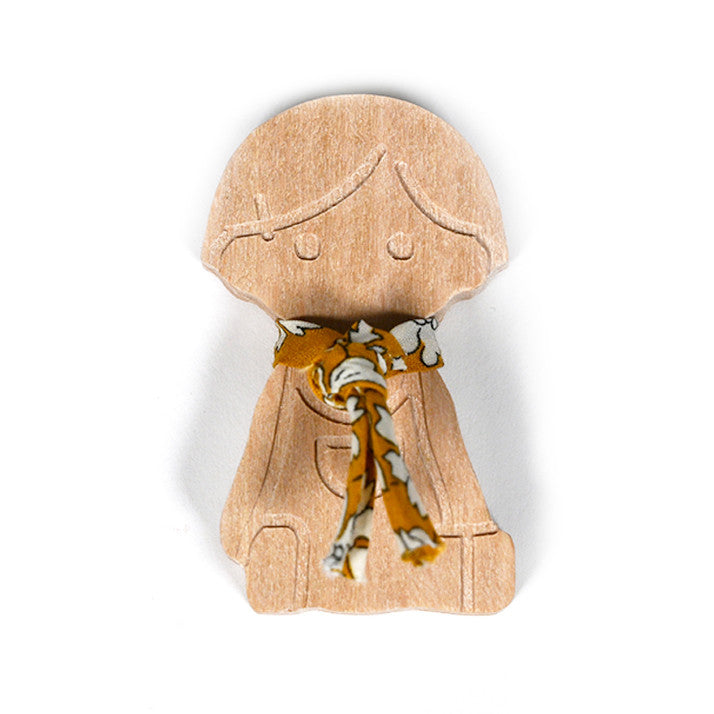 Petite figurine fille en bois