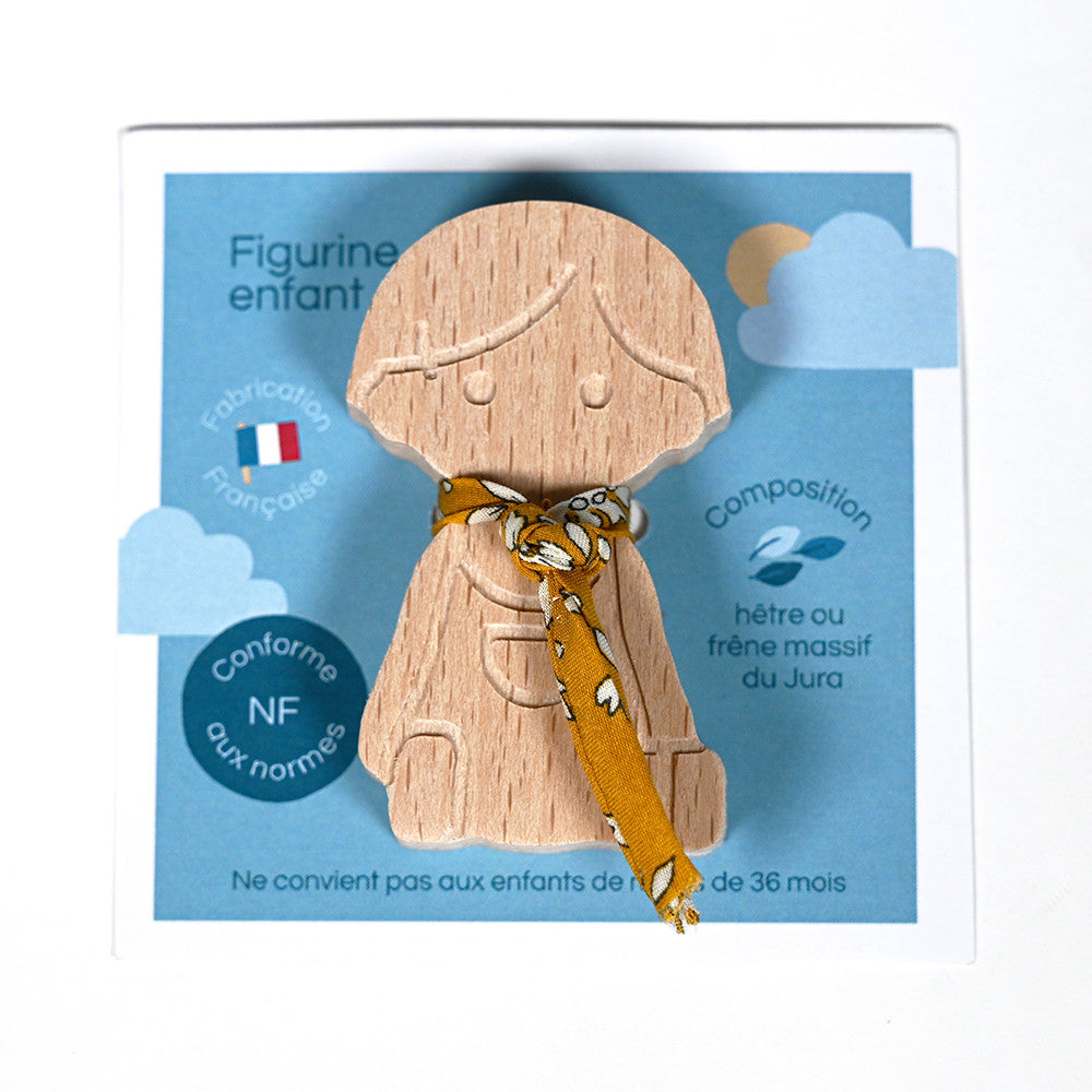 Petite figurine fille en bois
