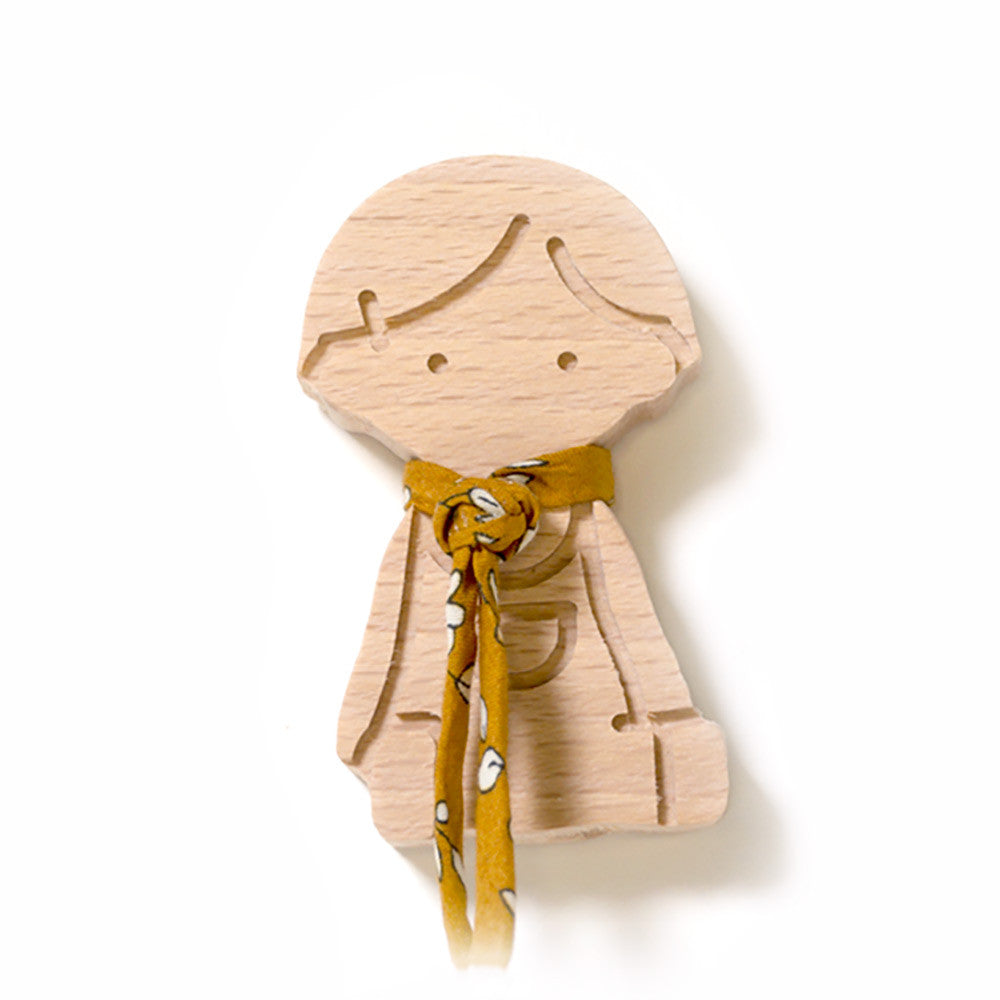 Petite figurine fille en bois